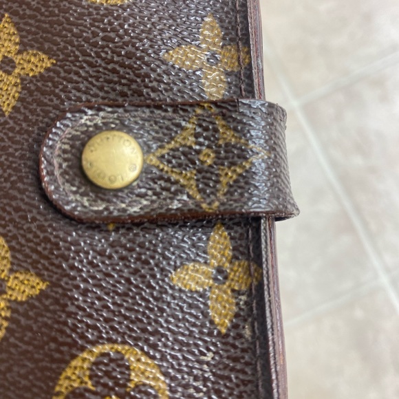 Louis Vuitton authentic bi fold wallet with coin zipper - Picture 6 of 13
